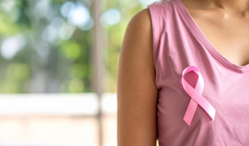 อินโฟกราฟิกอธิบายเส้นทางการแพร่กระจายของมะเร็งเต้านมจากต่อมน้ำเหลืองไปยังกระดูก พร้อมอธิบายข้อยกเว้นและอาการเตือน