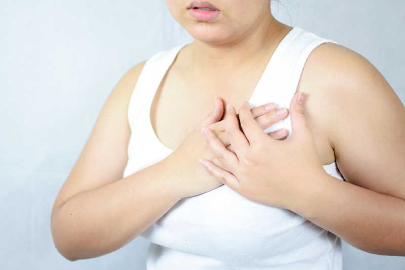 อินโฟกราฟิกหัวข้อ Modified Radical Mastectomy in Breast Cancer Treatment แสดงภาพเต้านมพร้อมริบบิ้นชมพู การเลาะต่อมน้ำเหลือง และข้อความอธิบายว่า MRM คืออะไร เมื่อใดควรทำ และข้อดี เช่น ลดโอกาสกลับเป็นซ้ำ เก็บกล้ามเนื้อหน้าอก ฟื้นตัวเร็ว