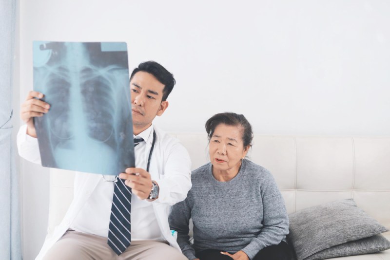 ภาพก้อนมะเร็งเต้านมลุกลามเข้าสู่ปอด มองเห็นตำแหน่งการกระจายชัดเจน