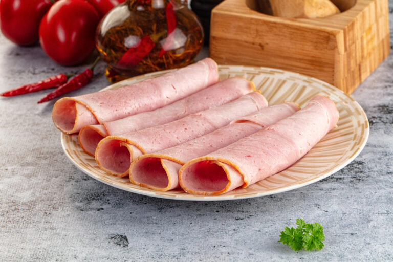 ไส้กรอก เบคอน และแฮม วางบนจาน แสดงตัวอย่างเนื้อแปรรูป