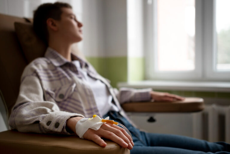 ภาพอินโฟกราฟิกแสดงผู้ป่วยเตรียมตัวก่อนรับเคมีบำบัดคีโมน้ำแดง พร้อมคำแนะนำการพักผ่อน โภชนาการ และการดูแลตนเองก่อน–หลังการให้ยา