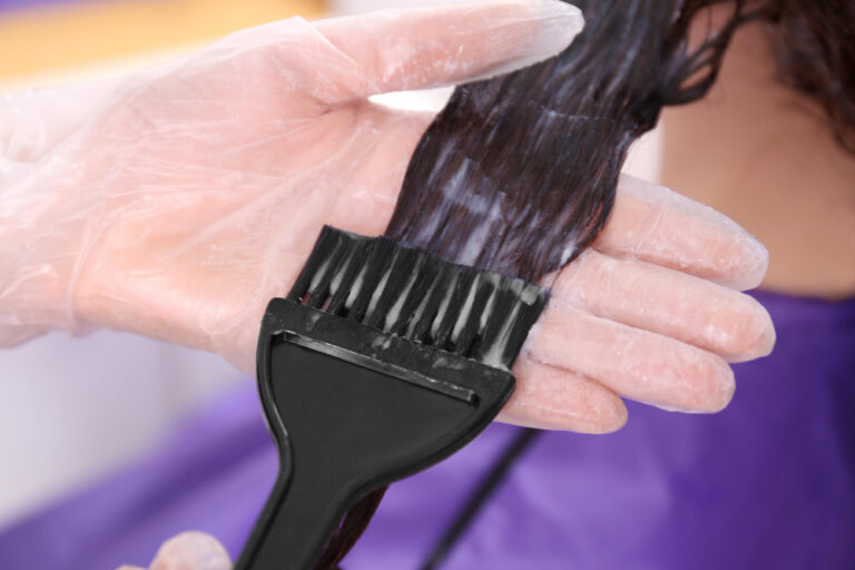 ภาพอินโฟกราฟิกแสดงผู้ป่วยหลังการรักษามะเร็งดูแลเส้นผมอย่างอ่อนโยน พร้อมคำแนะนำการทำสีผมและยืดผมอย่างปลอดภัยหลังคีโม