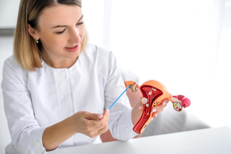 ภาพอินโฟกราฟิกแสดงผู้ป่วยมะเร็งรังไข่ดูแลสุขภาพหลังจบคีโม ด้วยการออกกำลังกาย โภชนาการที่ดี และการตรวจติดตามเพื่อลดความเสี่ยงการกลับมาเป็นซ้ำ