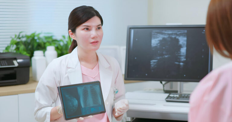 อินโฟกราฟิกแสดงไทม์ไลน์การเริ่มรักษามะเร็งเต้านมหลังทราบผลชิ้นเนื้อ แสดงขั้นตอนตรวจระยะโรค ตรวจชีวภาพมะเร็ง และการวางแผนรักษาก่อนเริ่มการรักษา