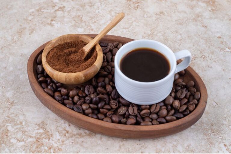 กาแฟดำหนึ่งแก้ววางคู่กับอาหารเช้าที่มีคุณค่าทางโภชนาการ เหมาะสำหรับผู้ป่วยมะเร็ง